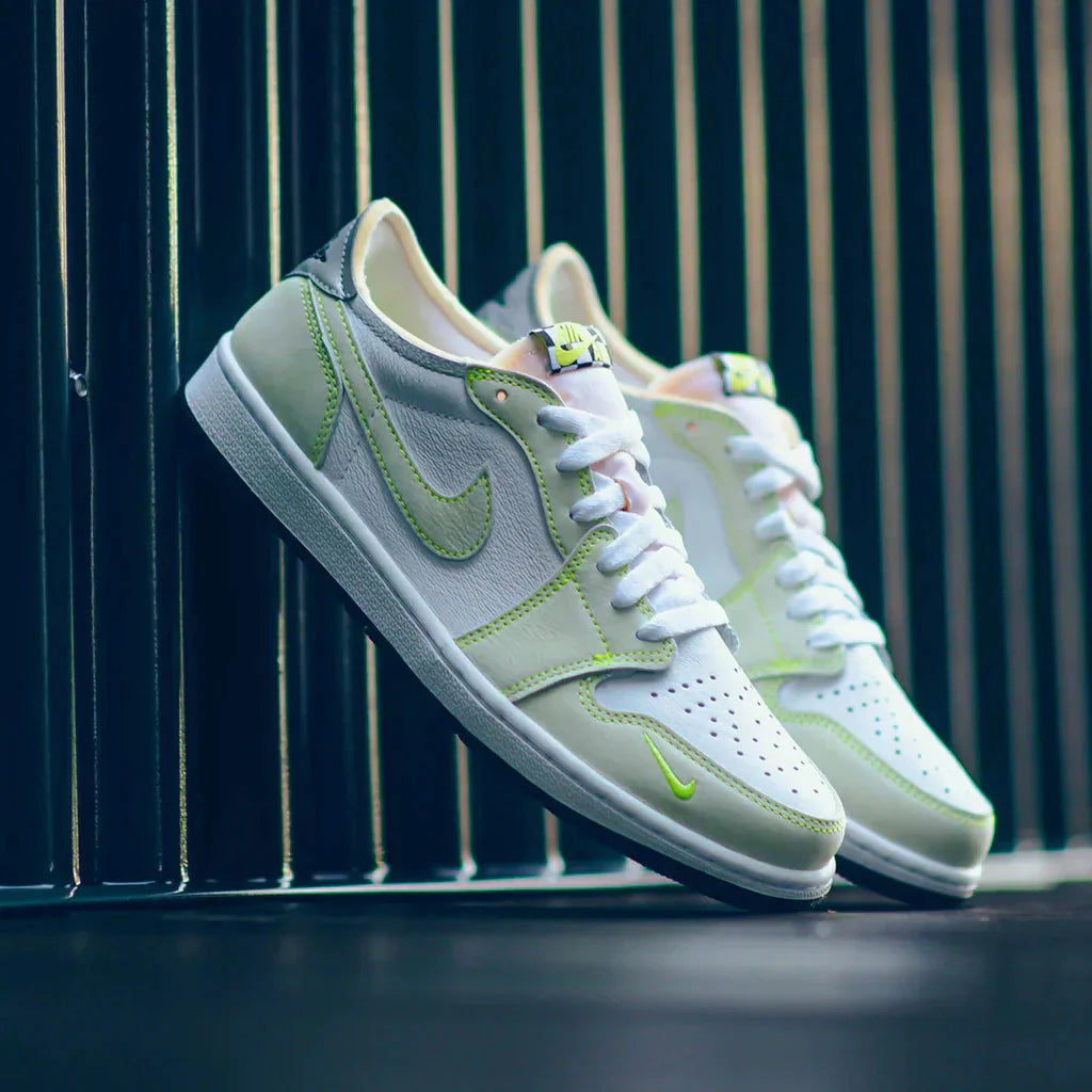 Air Jordan 1 Low OG 'Ghost Green'- Streetwear Fashion - ellesey.com