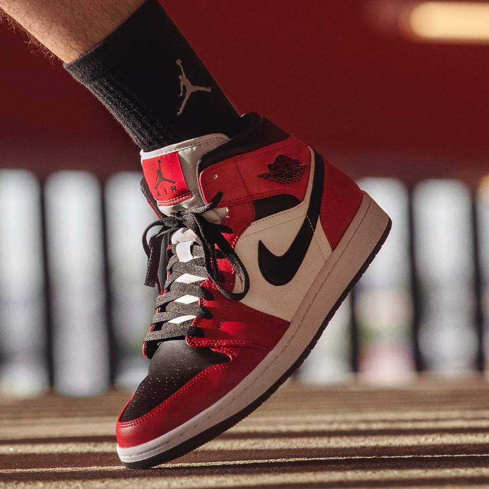 Air Jordan 1 Mid 'Chicago Black Toe'- Streetwear Fashion - ellesey.com