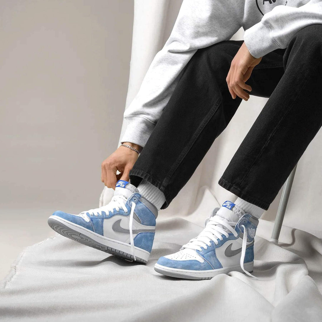 Air Jordan 1 Retro High OG 'Hyper Royal'- Streetwear Fashion - ellesey.com